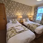 Royal Oak Hotel *